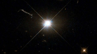 "Se tivéssemos esse monstro no centro de nossa Via Láctea, ele pareceria dez vezes mais brilhante que uma lua cheia e eliminaria todas as estrelas no céu", diz o astrônomo Christian Wolf. (Foto: Foto: ESA/Hubble/NASA /BBCBrasil.com) "Se tivéssemos esse monstro no centro de nossa Via Láctea, ele pareceria dez vezes mais brilhante que uma lua cheia e eliminaria todas as estrelas no céu", diz o astrônomo Christian Wolf. (Foto: Foto: ESA/Hubble/NASA /BBCBrasil.com)