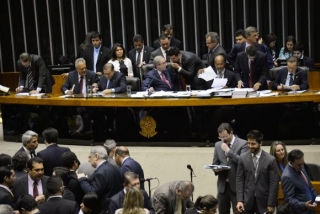 O plenário da Câmara dos Deputados discute emenda à PEC da Reforma PolÃtica (Foto: Wilson Dias/Agência Brasil) O plenário da Câmara dos Deputados discute emenda à PEC da Reforma PolÃtica (Foto: Wilson Dias/Agência Brasil)