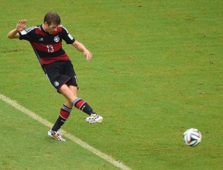 Thomas MÃ¼ller coloca a bola no canto esquerdo de Howard: artilheiro decidiu mais uma (Foto: Getty Images)