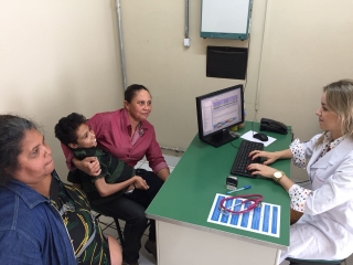 Paciente operado no colo da tia, Luciene Valadares, ao lado da mãe, Aparecida dos Santos Félix, em consulta de retorno (Foto: Divulgação) Paciente operado no colo da tia, Luciene Valadares, ao lado da mãe, Aparecida dos Santos Félix, em consulta de retorno (Foto: Divulgação)