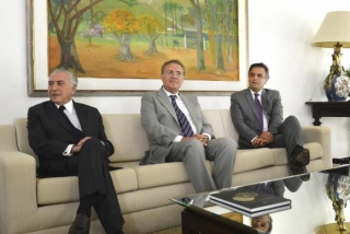 O presidente do Senado, Renan Calheiros, recebe o vice-presidente da República, Michel Temer, e o senador Aécio Neves (Foto: Antonio Cruz/Agência Brasil) O presidente do Senado, Renan Calheiros, recebe o vice-presidente da República, Michel Temer, e o senador Aécio Neves (Foto: Antonio Cruz/Agência Brasil)