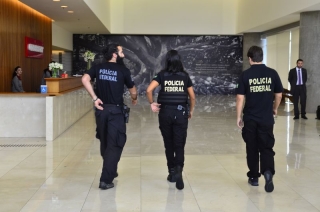 Agentes da PF na sede de São Paulo da Odebrecht, na fase Acarajé Agentes da PF na sede de São Paulo da Odebrecht, na fase Acarajé