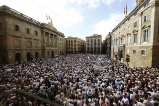 Milhares de pessoas saÃram à s ruas na Catalunha pedindo independência. Houve mais de 900 feridos (Foto: Alejandro GarcÃa/EFE) Milhares de pessoas saÃram à s ruas na Catalunha pedindo independência. Houve mais de 900 feridos (Foto: Alejandro GarcÃa/EFE)