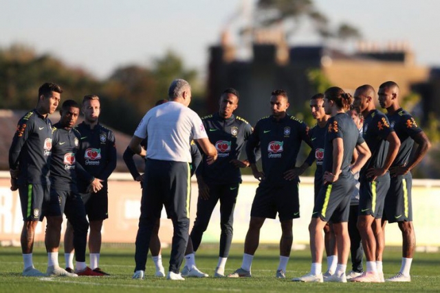 Tite conversa com os jogadores no Centro de Treinamento do Tottenham, em Londres (Foto: Figueiredo/CBF) Tite conversa com os jogadores no Centro de Treinamento do Tottenham, em Londres (Foto: Figueiredo/CBF)
