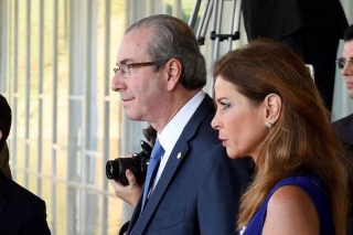 O peemedebista e a mulher dele, Cláudia Cruz: problemas com o parlamento e com a Justiça (Foto: Evaristo Sá/AFP) O peemedebista e a mulher dele, Cláudia Cruz: problemas com o parlamento e com a Justiça (Foto: Evaristo Sá/AFP)