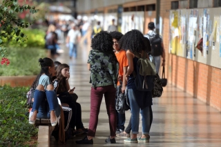 Podem concorrer às vagas do Sisu os estudantes que tenham feito o Enem 2018 e obtido nota acima de zero na prova de redação (Foto: Marcello Casal Jr/Agência Brasi) Podem concorrer às vagas do Sisu os estudantes que tenham feito o Enem 2018 e obtido nota acima de zero na prova de redação (Foto: Marcello Casal Jr/Agência Brasi)