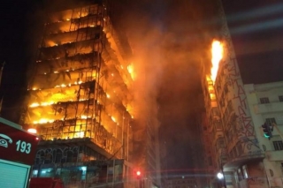O fogo começou por volta das 1h30 de ontem (Foto: Divulgação/Corpo de Bombeiros de São Paulo) O fogo começou por volta das 1h30 de ontem (Foto: Divulgação/Corpo de Bombeiros de São Paulo)