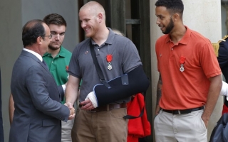 O presidente francês François Hollande cumprimenta Alek Skarlatos e Anthony Sadler depois de premia-los com a Legião de Honra francesa em Paris (Foto: AP) O presidente francês François Hollande cumprimenta Alek Skarlatos e Anthony Sadler depois de premia-los com a Legião de Honra francesa em Paris (Foto: AP)