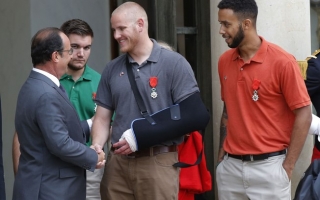 O presidente francÃªs FranÃ§ois Hollande cumprimenta Alek Skarlatos e Anthony Sadler depois de premia-los com a LegiÃ£o de Honra francesa em Paris (Foto: AP)