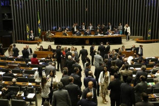 Plenário da Câmara durante votação de destaques à PEC 282/16, que proÃÂbe as coligações partidárias nas eleições proporcionais e estabelece cláusula de desempenho para os partidos (Foto: Fabio Rodrigues Pozzebom/Agência Brasil) Plenário da Câmara durante votação de destaques à PEC 282/16, que proÃÂbe as coligações partidárias nas eleições proporcionais e estabelece cláusula de desempenho para os partidos (Foto: Fabio Rodrigues Pozzebom/Agência Brasil)