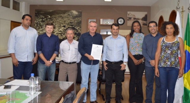 O prefeito de Poços de Caldas (ao centro) e parte de sua equipe, junto aos docentes Iara Alves e Sérgio Soncim no dia de assinatura do convênio (Foto: Divulgação) O prefeito de Poços de Caldas (ao centro) e parte de sua equipe, junto aos docentes Iara Alves e Sérgio Soncim no dia de assinatura do convênio (Foto: Divulgação)