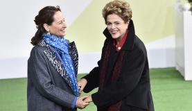 Ao chegar à COP21, a presidenta Dilma Rousseff é recebida pela ministra da Ecologia da França, Segolene Royal (Foto: Loic Venance/Agência Lusa/Pool) Ao chegar à COP21, a presidenta Dilma Rousseff é recebida pela ministra da Ecologia da França, Segolene Royal (Foto: Loic Venance/Agência Lusa/Pool)