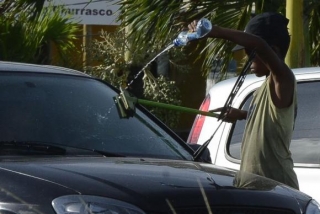Em 2013, havia 3,188 milhões de crianças e adolescentes na faixa de 5 a 17 anos de idade trabalhando, e o contingente subiu para 3,331 milhões em 2014 (Foto: Arquivo/Agência Brasil) Em 2013, havia 3,188 milhões de crianças e adolescentes na faixa de 5 a 17 anos de idade trabalhando, e o contingente subiu para 3,331 milhões em 2014 (Foto: Arquivo/Agência Brasil)
