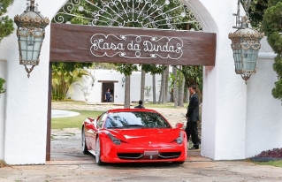 Ferrari apreendida na casa de Collor, em BrasÃlia. (Foto: Pedro Ladeira/Folhapress) Ferrari apreendida na casa de Collor, em BrasÃlia. (Foto: Pedro Ladeira/Folhapress)