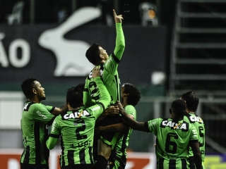Meia Ruy entrou no jogo no lugar de Renan Oliveira e fez os dois gols americanos na vitória sobre o Boa Esporte (Foto: Mourão Panda/América) Meia Ruy entrou no jogo no lugar de Renan Oliveira e fez os dois gols americanos na vitória sobre o Boa Esporte (Foto: Mourão Panda/América)