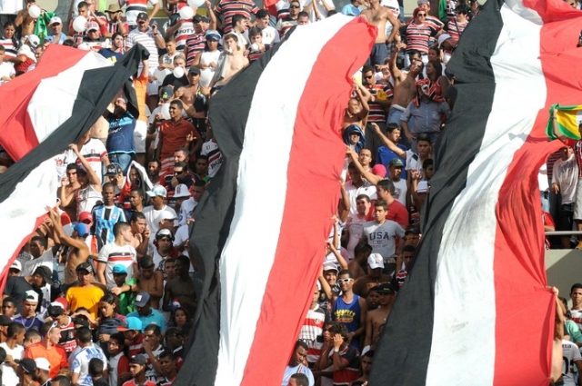 CampeÃƒÂ£o da SÃƒÂ©rie C no ano passado, Santa Cruz foi o segundo clube brasileiro com melhor mÃƒÂ©dia de pÃƒÂºblico (Foto: Aldo Carneiro / Pernambuco Press)