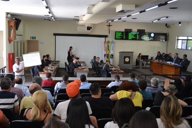Câmara ficou lotada durante a sessão por populares que esperavam pela leitura da denúncia e votação dos vereadores. (Foto: Ageu Ebert) Câmara ficou lotada durante a sessão por populares que esperavam pela leitura da denúncia e votação dos vereadores. (Foto: Ageu Ebert)