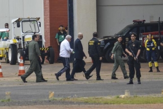 O ex-diretor do Banco do Brasil Henrique Pizzolato desembarca em BrasÃlia, onde cumprirá pena (Foto: José Cruz/Agência Brasil) O ex-diretor do Banco do Brasil Henrique Pizzolato desembarca em BrasÃlia, onde cumprirá pena (Foto: José Cruz/Agência Brasil)
