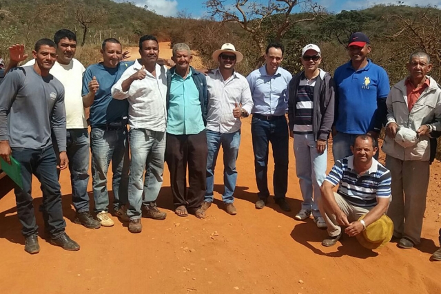 FOTO - No dia da visita e da celebração dos acordos, em 4 de setembro último, o retrato – falando literalmente – dos acordos com final feliz: o juiz (de azul), ladeado pelos advogados ClaunÃÂdio Soares e Gésio Damasceno, representantes dos dois grupos conflitantes, seguidos das famÃÂlias. FOTO - No dia da visita e da celebração dos acordos, em 4 de setembro último, o retrato – falando literalmente – dos acordos com final feliz: o juiz (de azul), ladeado pelos advogados ClaunÃÂdio Soares e Gésio Damasceno, representantes dos dois grupos conflitantes, seguidos das famÃÂlias.