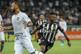 Com duas assistÃªncias e dois gols, Cazares teve atuaÃ§Ã£o de gala no MineirÃ£o (Foto: Bruno Cantini/CAM)