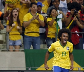 Willian comemora o seu primeiro gol na vitória da seleção brasileira por 3 a 1 sobre a Venezuela, em Fortaleza (Foto: Reuters) Willian comemora o seu primeiro gol na vitória da seleção brasileira por 3 a 1 sobre a Venezuela, em Fortaleza (Foto: Reuters)