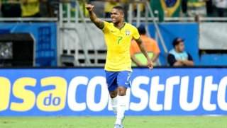 Douglas Costa marcou o primeiro gol do Brasil e participou dos outros dois na Fonte Nova (Marlon Costa/Futura Press) Douglas Costa marcou o primeiro gol do Brasil e participou dos outros dois na Fonte Nova (Marlon Costa/Futura Press)