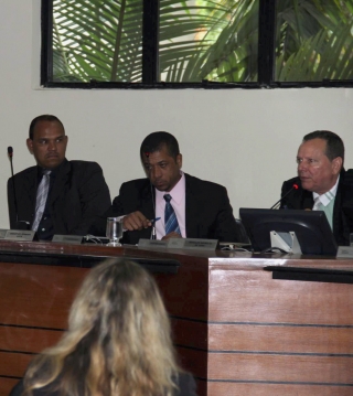 Vereador Tãozinho Leite (E) inicialmente defendeu a manuteção do veto ao seu projeto, mas voltou atrás após discurso de Torrinha. (divulgação) Vereador Tãozinho Leite (E) inicialmente defendeu a manuteção do veto ao seu projeto, mas voltou atrás após discurso de Torrinha. (divulgação)
