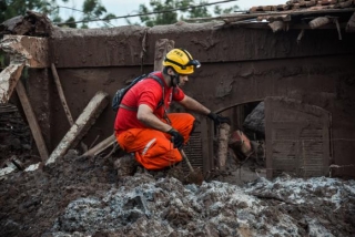Após o rompimento de barragens, bombeiros e representantes da Defesa Civil fazem trabalho de resgate (Foto: Antonio Cruz/ Agência Brasil) Após o rompimento de barragens, bombeiros e representantes da Defesa Civil fazem trabalho de resgate (Foto: Antonio Cruz/ Agência Brasil)