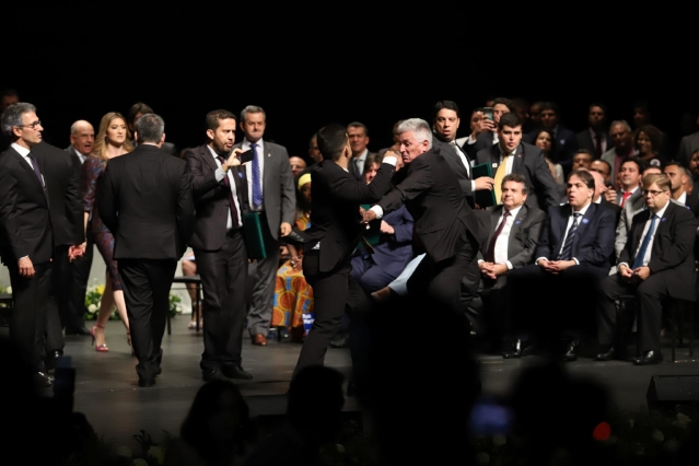 Os deputados federais Rogério Corrêa (PT, de cabelos brancos) e Cabo Junio Amaral (PSL, de costas) trocam socos durante cerimônia de diplomação dos candidatos de MG eleitos em 2018 (Imagem: RAMON BITENCOURT/O TEMPO/ESTADÃO CONTEÚDO) Os deputados federais Rogério Corrêa (PT, de cabelos brancos) e Cabo Junio Amaral (PSL, de costas) trocam socos durante cerimônia de diplomação dos candidatos de MG eleitos em 2018 (Imagem: RAMON BITENCOURT/O TEMPO/ESTADÃO CONTEÚDO)