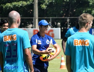 Preparador fÃ­sico do Cruzeiro lamenta falta de tempo para fazer trabalho ideal (Foto: Rafael AraÃºjo)