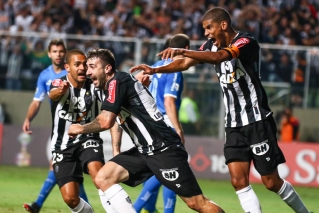 Centroavante argentino foi o grande nome da partida e marcou o gol da classificaÃƒÂ§ÃƒÂ£o atleticana (Foto: Bruno Cantini/CAM)