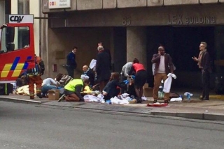 Equipes de emergência socorrem feridos em frente à estação Maelbeek do metrô, em Bruxelas. Explosões fizeram o governo fechar todos os serviços de metrô da cidade. Outras explosões no aeroporto da capital deixaram 13 mortos (Foto: Agência Lusa) Equipes de emergência socorrem feridos em frente à estação Maelbeek do metrô, em Bruxelas. Explosões fizeram o governo fechar todos os serviços de metrô da cidade. Outras explosões no aeroporto da capital deixaram 13 mortos (Foto: Agência Lusa)