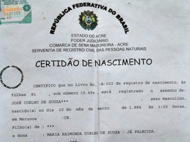 Certidão de nascimento de Souza, que comprova sua idade de 131 anos (Foto: Alexandre Santana/Arquivo pessoal) Certidão de nascimento de Souza, que comprova sua idade de 131 anos (Foto: Alexandre Santana/Arquivo pessoal)