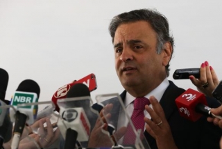 Senador Aécio Neves fala à imprensa após encontro com o presidente interino Michel Temer no Palácio do Planalto (Foto: José Cruz/Agência Brasil) Senador Aécio Neves fala à imprensa após encontro com o presidente interino Michel Temer no Palácio do Planalto (Foto: José Cruz/Agência Brasil)