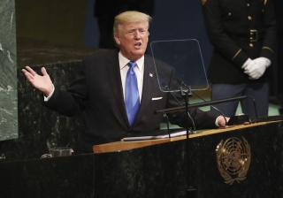 Trump disse que o "pacto jamais deveria ter sido firmado", porque não provê garantias que o Irã tenha abandonado mÃsseis balÃsticos (Andrew Golbert/EPA/Agência EFE) Trump disse que o "pacto jamais deveria ter sido firmado", porque não provê garantias que o Irã tenha abandonado mÃsseis balÃsticos (Andrew Golbert/EPA/Agência EFE)