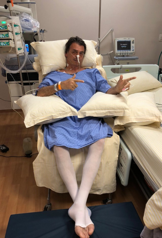 Foto postada por filho de Jair Bolsonaro mostra candidato em poltrona do Hospital Albert Einstein, em São Paulo (Foto: Reprodução/Twitter/Flavio Bolsonaro) Foto postada por filho de Jair Bolsonaro mostra candidato em poltrona do Hospital Albert Einstein, em São Paulo (Foto: Reprodução/Twitter/Flavio Bolsonaro)