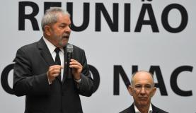 O ex-presidente Luiz Inácio Lula da Silva, ao lado do presidente do PT, Rui Falcão, disse que a tarefa principal agora é recuperar a imagem do partido e de Dilma (Foto: Antonio Cruz/Agência Brasil) O ex-presidente Luiz Inácio Lula da Silva, ao lado do presidente do PT, Rui Falcão, disse que a tarefa principal agora é recuperar a imagem do partido e de Dilma (Foto: Antonio Cruz/Agência Brasil)