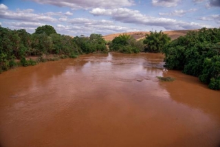 Passagem da lama pelo Rio Doce, por causa do rompimento de barragens em Mariana (MG), causa desastre ambiental (Foto: Leonardo MerÃ§on/Instituto Ãšltimos RefÃºgios/DivulgaÃ§Ã£o)