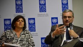 O representante do PNUD e coordenador do sistema ONU no Brasil, Jorge Chediek, e a coordenadora do Atlas do desenvolvimento Humano no Brasil, Andrea Bolzon (Foto: Fabio Rodrigues Pozzebom/Agência Brasil) O representante do PNUD e coordenador do sistema ONU no Brasil, Jorge Chediek, e a coordenadora do Atlas do desenvolvimento Humano no Brasil, Andrea Bolzon (Foto: Fabio Rodrigues Pozzebom/Agência Brasil)