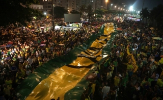 Centenas de pessoas participaram do protesto no Rio de Janeiro (Foto: Antonio Lacerda/EFE) Centenas de pessoas participaram do protesto no Rio de Janeiro (Foto: Antonio Lacerda/EFE)