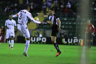 Jogo contou com duas expulsões e diversos cartões amarelos (Foto: Luiz Henrique/Figueirense) Jogo contou com duas expulsões e diversos cartões amarelos (Foto: Luiz Henrique/Figueirense)