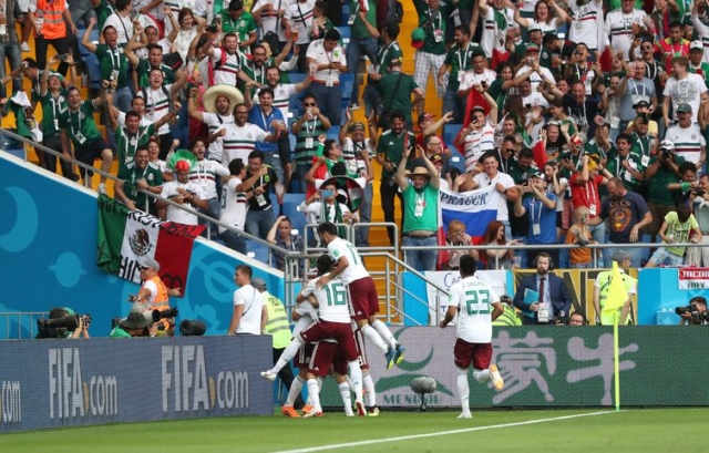Jogadores mexicanos comemoram gol contra a Coréia (Foto: Marko Djurica/Reuters) Jogadores mexicanos comemoram gol contra a Coréia (Foto: Marko Djurica/Reuters)