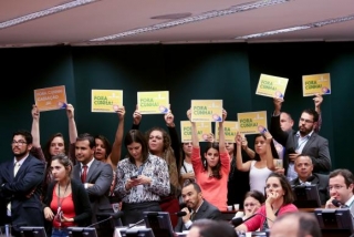 Manifestantes mostram cartazes de Fora, Cunha! durante a votação do relatório do deputado Marcos Rogério (DEM-RO) pela cassação de Eduardo de Cunha (Foto: Wilson Dias/Agência Brasil) Manifestantes mostram cartazes de Fora, Cunha! durante a votação do relatório do deputado Marcos Rogério (DEM-RO) pela cassação de Eduardo de Cunha (Foto: Wilson Dias/Agência Brasil)