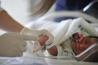 O teste é capaz de indicar a existência de doenças genéticas, endocrinológicas e metabólicas que não apresentam evidências clÃnicas no nascimento (Foto: Marcello Casal/Agência Brasil) O teste é capaz de indicar a existência de doenças genéticas, endocrinológicas e metabólicas que não apresentam evidências clÃnicas no nascimento (Foto: Marcello Casal/Agência Brasil)