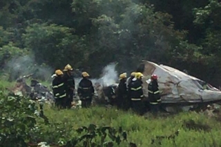 A aeronave caiu por volta das 8h (Foto: Divulgação/Corpo de Bombeiros de Minas Gerais) A aeronave caiu por volta das 8h (Foto: Divulgação/Corpo de Bombeiros de Minas Gerais)