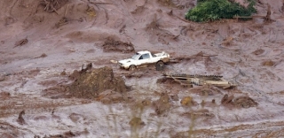Carro é levado por enxurrada causada pelo rompimento da barragem da mineradora Samarco em Mariana (Foto: Douglas Magno/AFP) Carro é levado por enxurrada causada pelo rompimento da barragem da mineradora Samarco em Mariana (Foto: Douglas Magno/AFP)