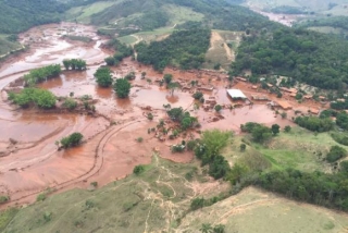 Barragem pertencente Ã  mineradora Samarco se rompeu no distrito de Bento Rodrigues, zona rural a 23 quilÃ´metros de Mariana, em Minas Gerais, matando 19 pessoas (Foto: Corpo de Bombeiros/DivulgaÃ§Ã£o)