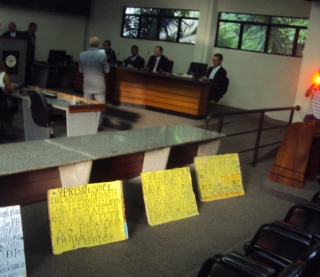 Cartazes foram espalhados no Plenário como forma de protesto. Cartazes foram espalhados no Plenário como forma de protesto.