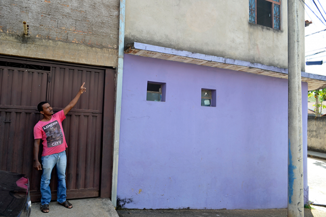 Professor JÃƒÆ’Ã†â€™Ãƒâ€ Ã¢â‚¬â„¢ÃƒÆ’Ã¢â‚¬Å¡Ãƒâ€šÃ‚Âºlio Couto mostra o estreito beiral por onde o policial escalou para invadir sua residÃƒÆ’Ã†â€™Ãƒâ€ Ã¢â‚¬â„¢ÃƒÆ’Ã¢â‚¬Å¡Ãƒâ€šÃ‚Âªncia. (Foto: Ageu Ebert)