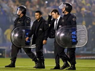 PolÃcia entrou em campo após o incidente (Foto: Reuters) PolÃcia entrou em campo após o incidente (Foto: Reuters)